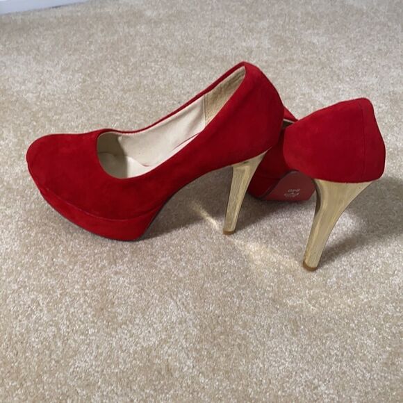 Women’s Red Suede High Heels with Gold Heels Size 7 - Picture 2 of 9